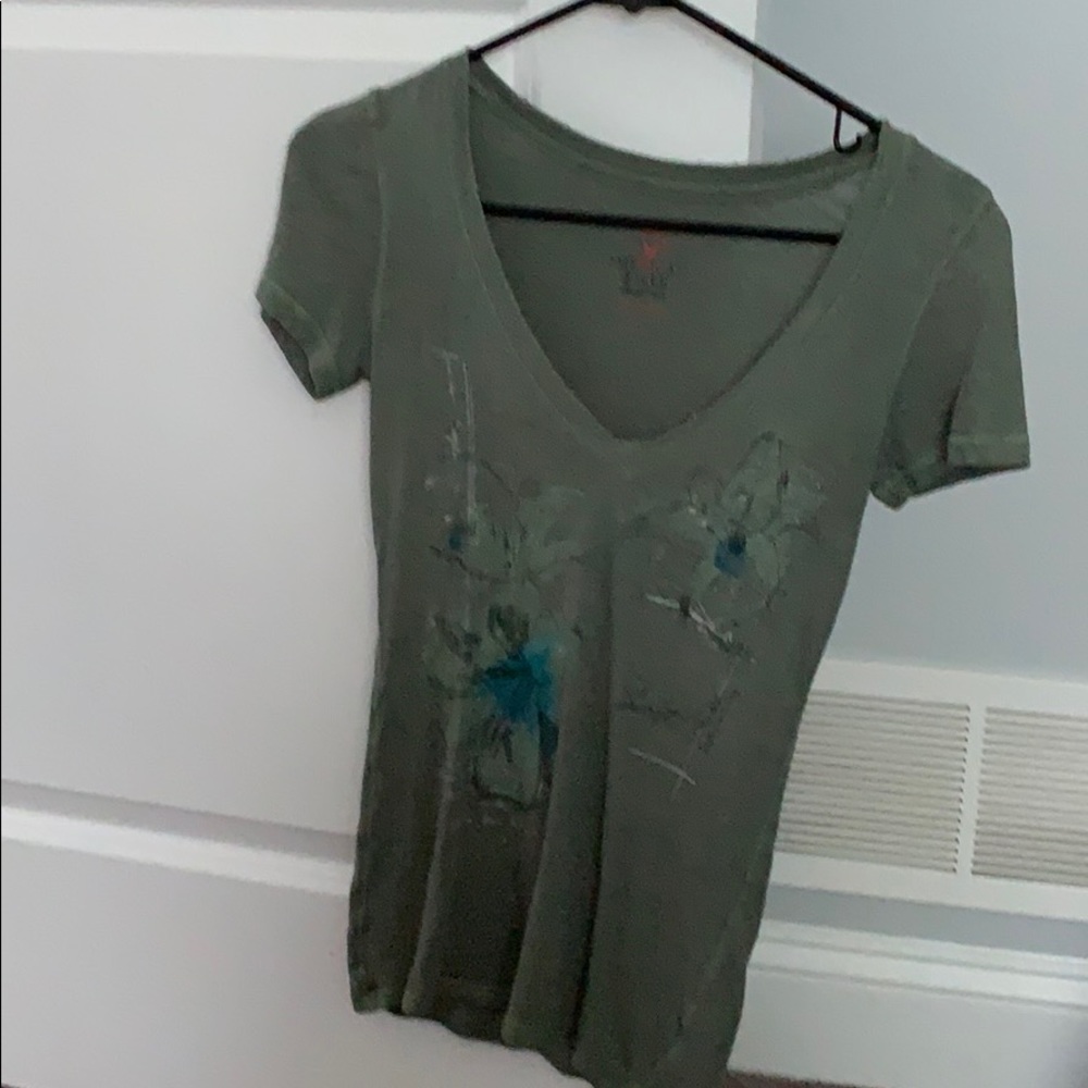 American Eagle V neck shirt